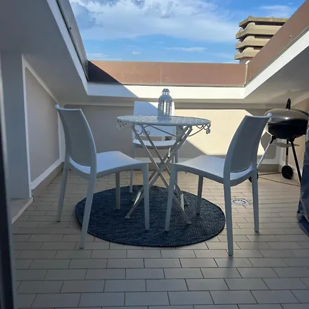 Attico Vista Mare Con Parcheggio Privato